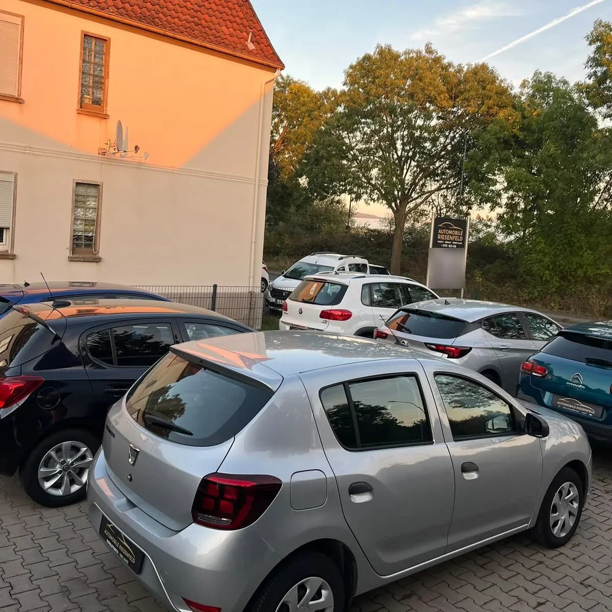 Fahrzeuge auf unserem Hof, bereit zur Besichtigung